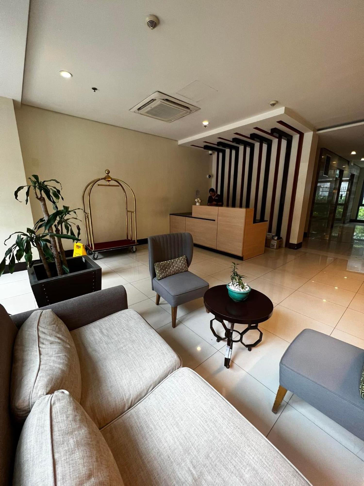 Two Palm Tree Villas Condominium - Studio 8Th Fl With Balcony - Across Terminal 3 Airport パサイ エクステリア 写真