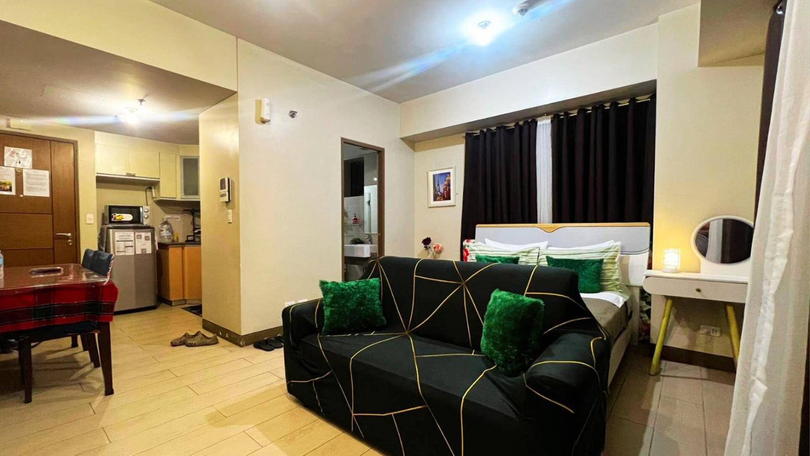 Two Palm Tree Villas Condominium - Studio 8Th Fl With Balcony - Across Terminal 3 Airport パサイ エクステリア 写真